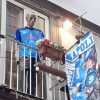 FOTO - "Adda' passà a nuttata", Eduardo al balcone con la maglia azzurra e lo scudetto