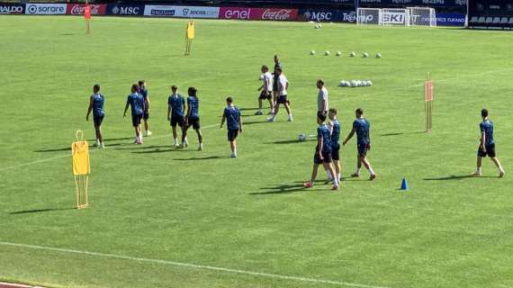 Allenamento mattutino: esercizi atletici e tattici in palestra. Assente Osimhen.