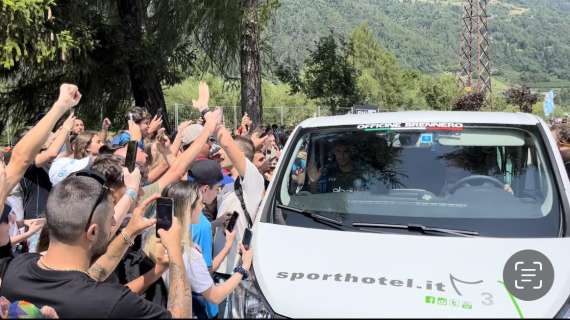 VIDEO - E' delirio a Dimaro: i tifosi bloccano il van che trasporta i giocatori