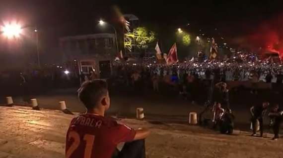 VIDEO - Delirio a Roma per Dybala: folla oceanica da vittoria di Champions