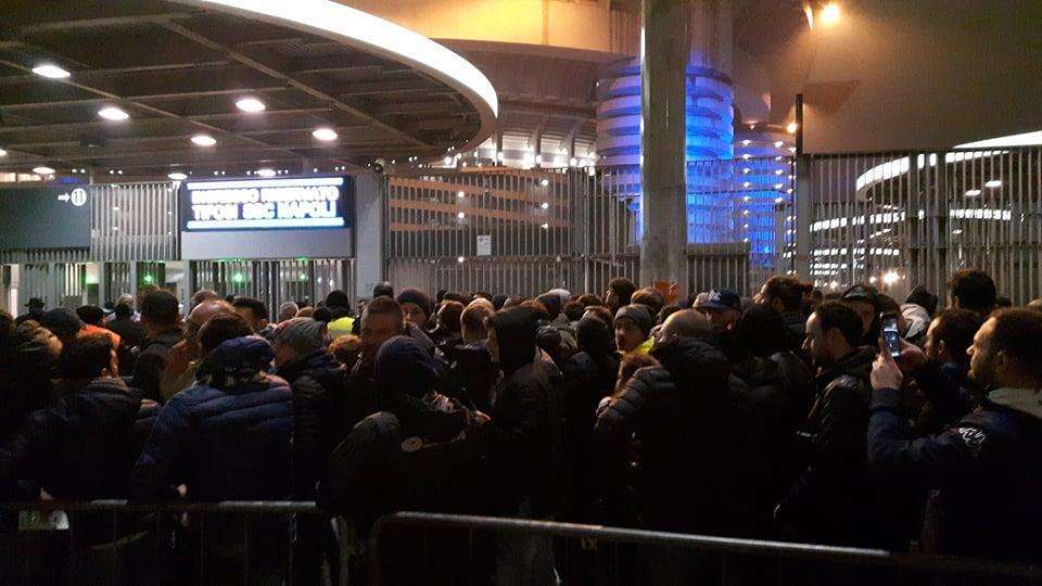 FOTOGALLERY TN - Tifosi azzurri in fila a San Siro. Meazza nerazzurro per i 110 anni dell'Inter