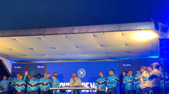 Presentazione squadra, Lang sale sul palco al ritmo della sua musica: immagini virali