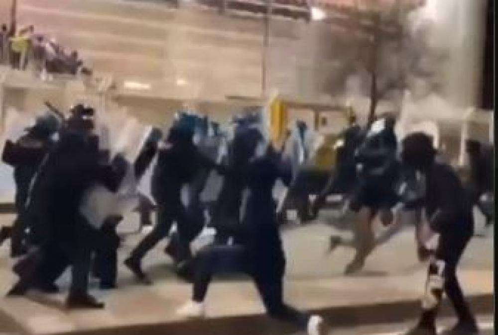 Scontri Cagliari-Napoli, lancio di pietre e bottiglie: un arresto e 3 denunce tra i tifosi sardi