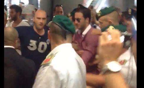 VIDEO - Incredibile accoglienza per Higuain, napoletani scatenati a Fiumicino! E partono i cori...