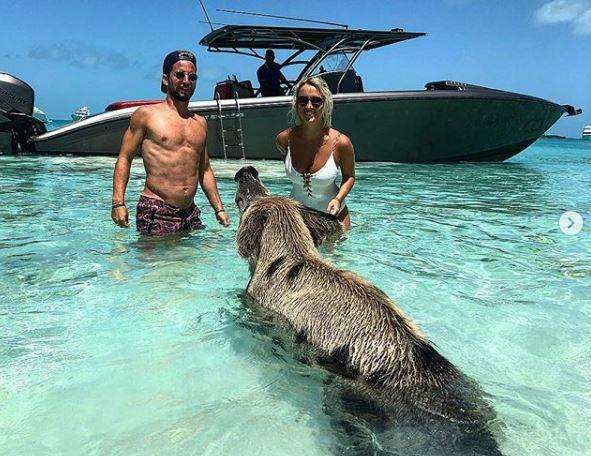 FOTO - Mertens si gode le Bahamas con Kat e un amico speciale: "I tre porcellini"