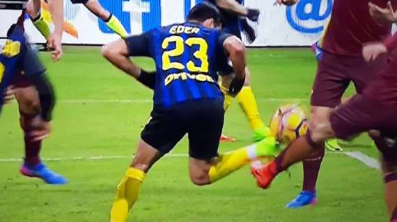 FOTO – La Roma batte l’Inter ma non manca la polemica: Tagliavento nega rigore netto ai nerazzurri!