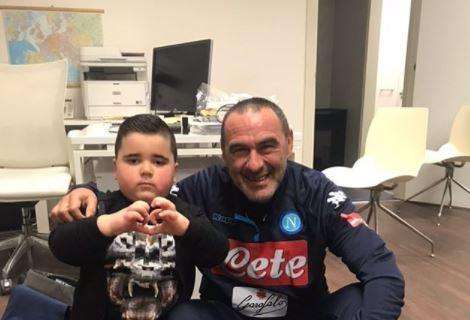 FOTO - Il piccolo Umberto posa anche con Sarri: che sorriso del mister!