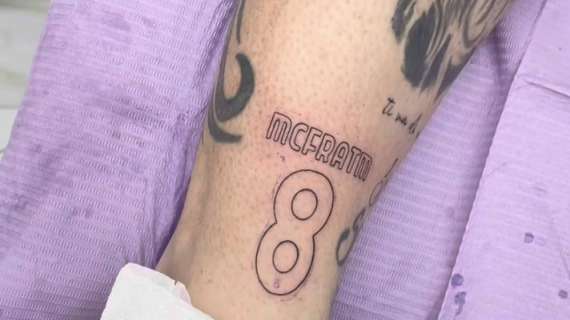 Incredibile a Napoli, un tifoso si tatua McFratm: “Ora manca solo la firma di Scott…”