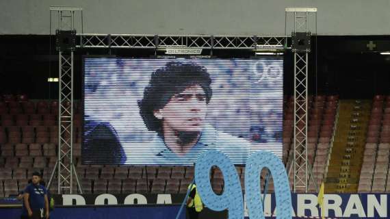 FOTO - Delirio a Rosario per Maradona: un trono al posto della panchina e gigantografia in curva