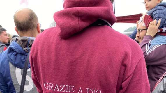 FOTO-VIDEO - Salernitana, mille tifosi a caricare la squadra prima della partenza: "Ci devi credere!"