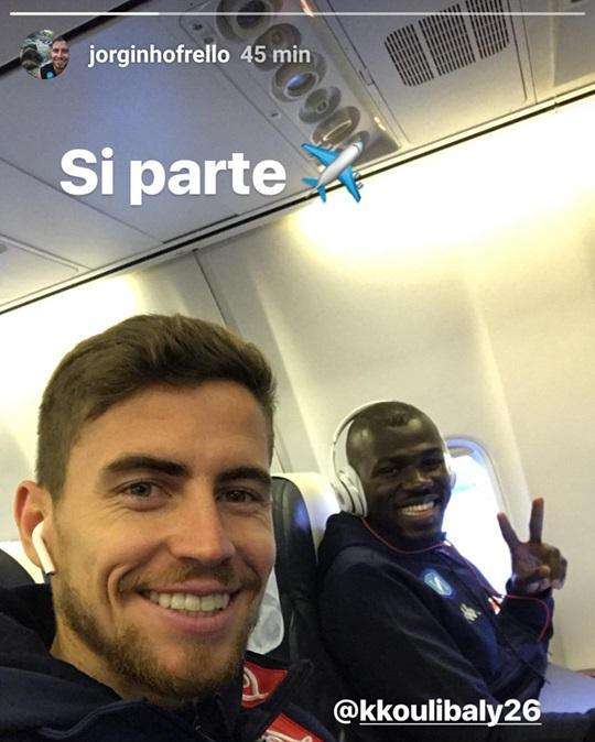 FOTO - Jorginho e Koulibaly sempre sorridenti: selfie in viaggio per i due azzurri
