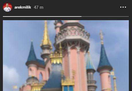 FOTO - Milik sorridente da Parigi, il polacco si gode la gita a Disneyland
