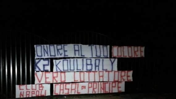 FOTO - Striscione per Koulibaly a Castelvolturno: "Onore al tuo colore, K2 vero lottatore"