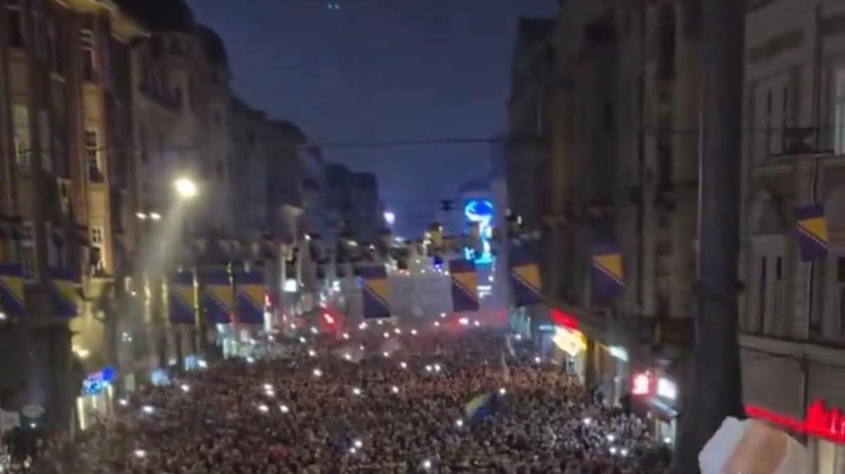 Delirio Bosnia! Scene incredibili da Sarajevo: nazionale portata in trionfo
