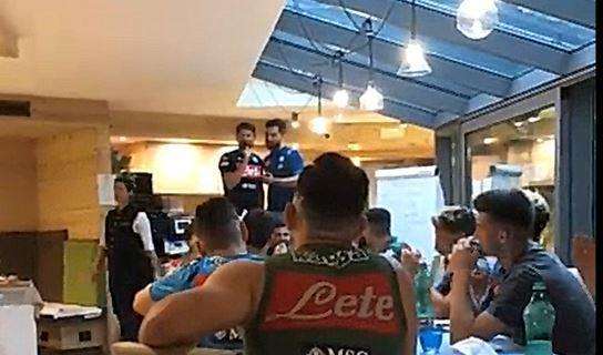 VIDEO - Elmas si è già inserito nel gruppo, al karaoke si canta "'O surdato nnammurato"