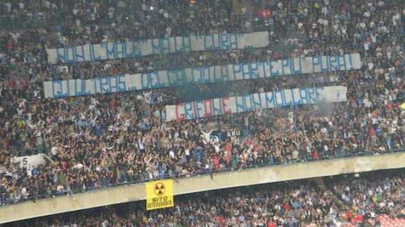 FOTO - Striscione di solidarietà della curva B agli ultras genoani