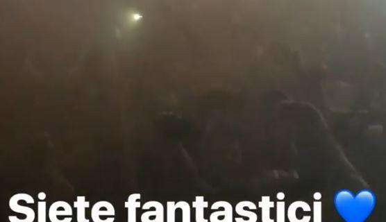VIDEO - Tifosi in delirio a Capodichino, Rafael sulle note di 'Chi non salta juventino è': "Siete fantastici!"