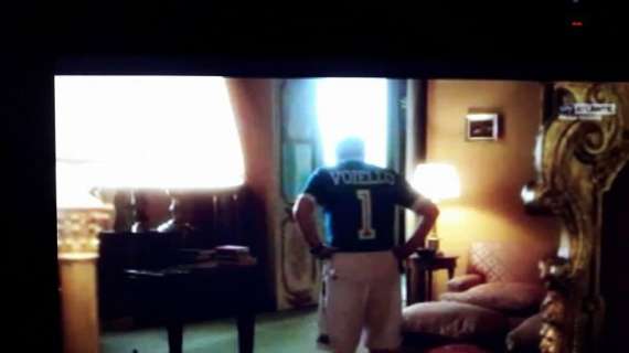 FOTO - Ancora Napoli nella serie The Young Pope: il Cardinale Voiello ascolta Auriemma in maglia azzurra