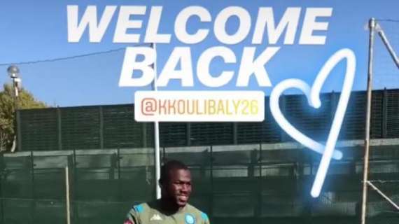 VIDEO - "Welcome back!", il Napoli accoglie Koulibaly in campo per il primo allenamento