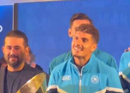 Presentazione squadra, il momento più atteso a Dimaro: Di Lorenzo alza la coppa