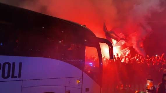 Delirio a Capodichino: migliaia di tifosi salutano l'arrivo del bus azzurro