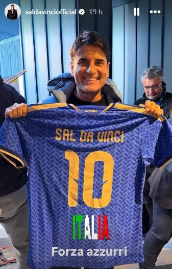 Italia-Irlanda del Nord, a Bergamo c'era anche Sal Da Vinci: omaggiato dalla FIGC