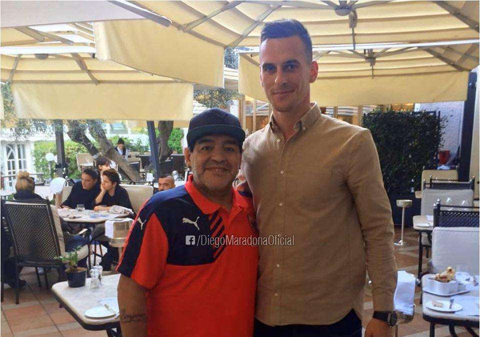 FOTO - Anche Maradona scrive a Milik: "Forza Arek"
