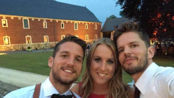 FOTO – Mertens posa con il fratello e la fidanzata: “Orgoglioso di te…”