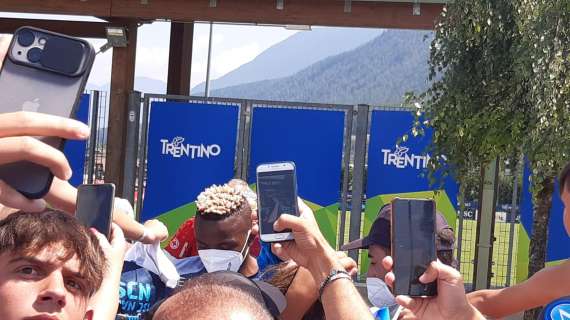 FOTO - Osimhen e Lobotka firmano gli autografi: bagno di folla e cori da stadio