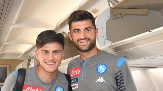 FOTO - Napoli in partenza per Marsiglia: lo scatto con Elmas e Luperto sul volo diretto in Francia