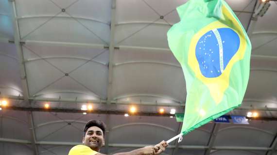 Incredibile in Qatar: polizia sequestra bandiera brasiliana pensando che fosse LGBTQ+