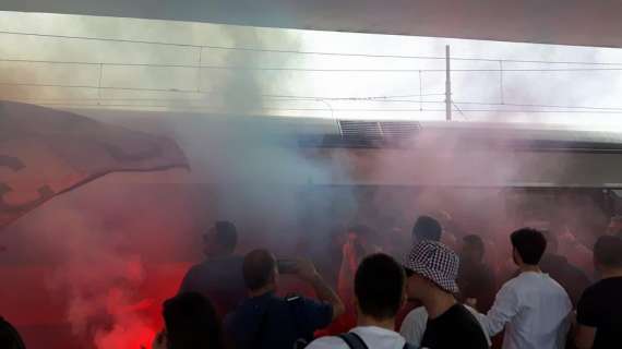 RILEGGI LIVE - Napoli partito da Gianturco, una delegazione ultras li incita all'esterno del treno: in piazza oltre 5000 tifosi
