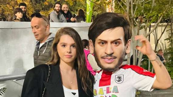 FOTO - In Georgia spunta la mascotte di Kvara: lo scatto con la fidanzata Nitza
