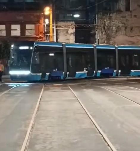 L'ANM omaggia il Napoli: c'è un nuovo tram azzurro in città