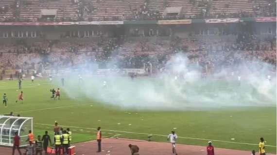 VIDEO - Nigeria, folle invasione dei tifosi dopo la mancata qualificazione: la polizia usa il gas lacrimogeno