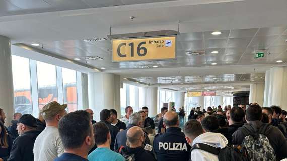 FOTO - Caos a Capodichino: volo per Madrid rinviato, gruppo di tifosi bloccato in aeroporto