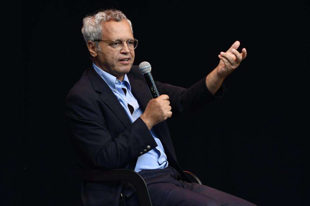 Mentana contro la Curva Inter: "Liberiamo il calcio dagli ultrà. Hanno reati, organizzano agguati e cori indegni"