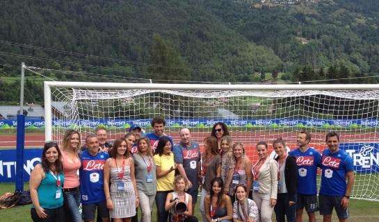 FOTO - Benitez e il suo staff in posa con le giornaliste a Dimaro a fine allenamento