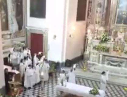 VIDEO – “Un giorno all’improvviso, risorto sei per noi”: il coro della Curva arriva anche in Chiesa!