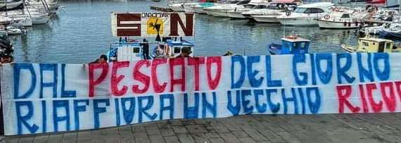 FOTO - "Dal pescato del giorno, riaffiora un vecchio ricordo", la replica degli Ultrà agli sfottò salernitani