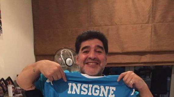 FOTO - Maradona riceve le maglie degli azzurri a Dubai: "Per sempre il numero uno"