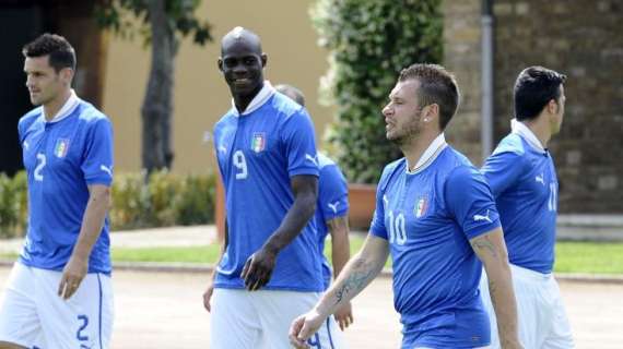 VIDEO TN - Prandelli scherza: "Cassano si rifiuta di dormire con Balotelli"