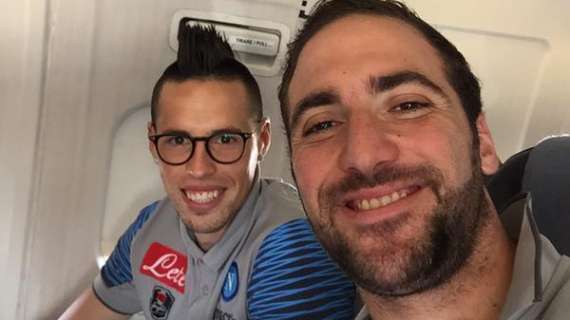 FOTO - Higuain rinnova il rito scaramantico pre-Wolfsburg: foto con Hamsik in partenza per Cagliari