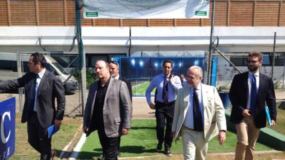 FOTO - Benitez arrivato a Castel Volturno con De Laurentiis, tutto pronto per il Rafa-day!