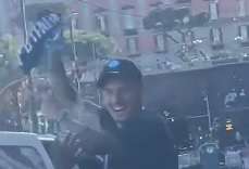 Di Lorenzo e Juan Jesus pazzi di gioia! Festeggiano fuori dal finestrino del taxi!