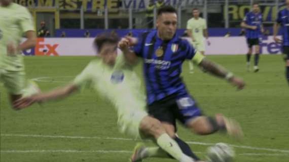 Lautaro come Lozano, ma stavolta Marciniak dà rigore: sui social virale il precedente