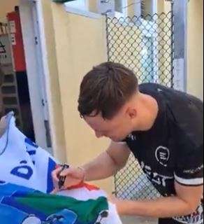 Beukema si sente già 'napoletano': autografo su una bandiera azzurra, immagini virali