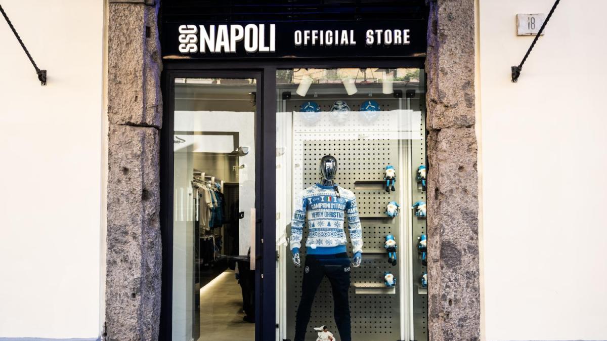 SSCNapoli, dopo il rinnovo riapre lo store ufficiale di via Calabritto: i dettagli