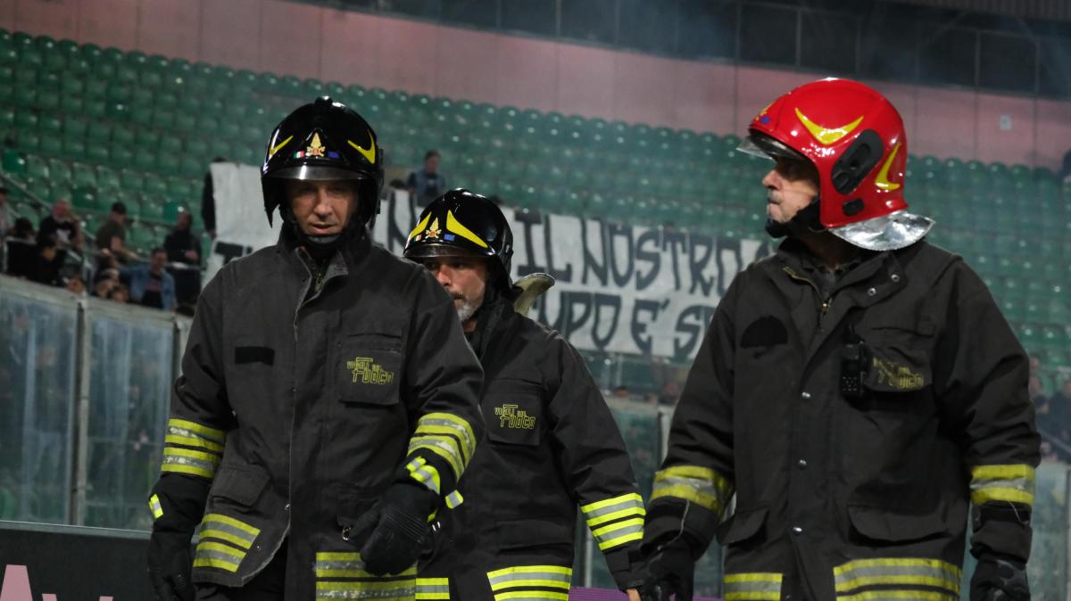 Crollo in zona Arenaccia: muro di contenimento cede e travolge quattro auto, nessun ferito