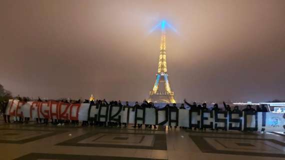 FOTO - “Le Figaro carta da cesso!”, altro striscione degli ultras della Curva B sotto la Tour Eiffel